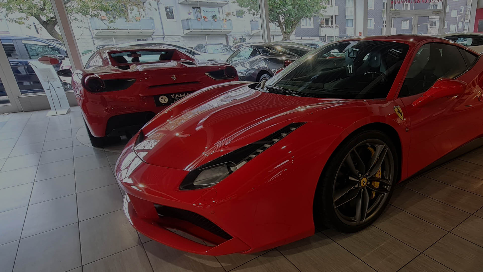Roter Ferrari im Autohaus